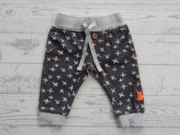 Hema newborn broek donkergrijs grijs wit kruisjes maat 56