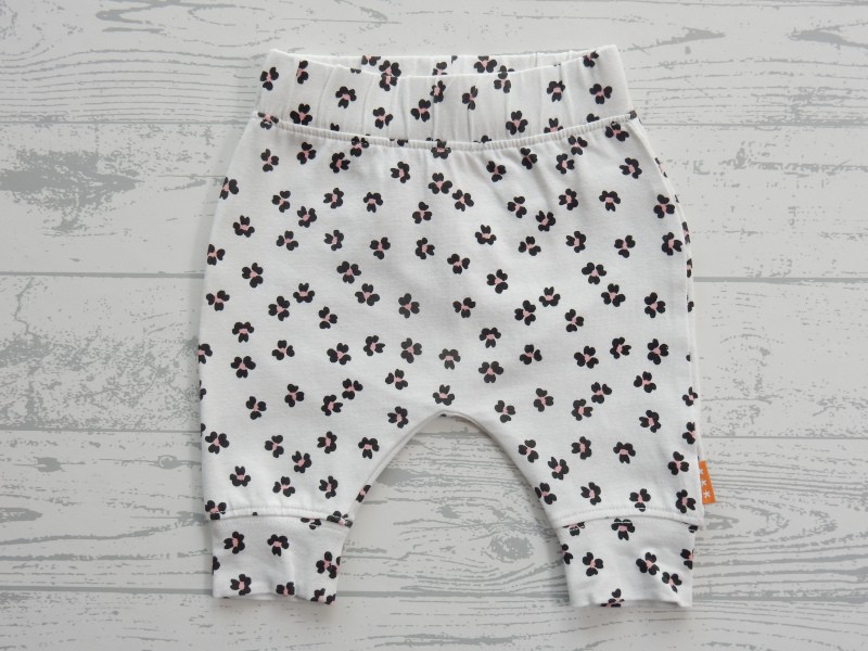 Hema newborn broekje wit zwart roze bloemetjes maat 50