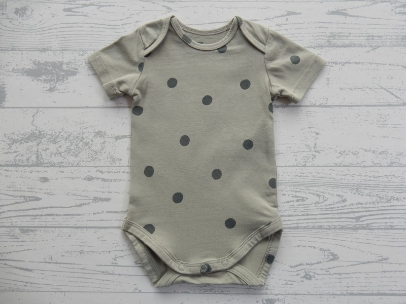 Hema romper korte mouw groen zwart stippen maat 50-56