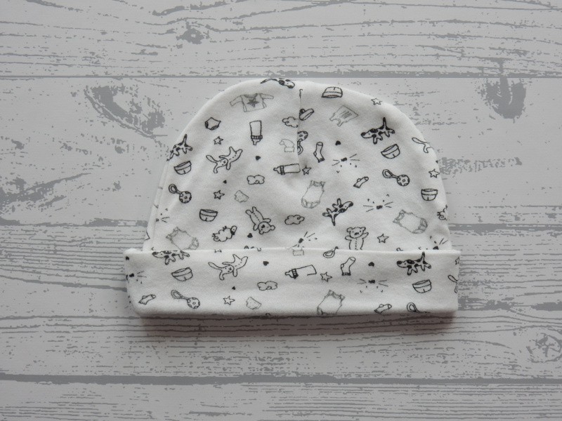 Hema newborn mutsje off white wit zwart dessin doodles 1 maat