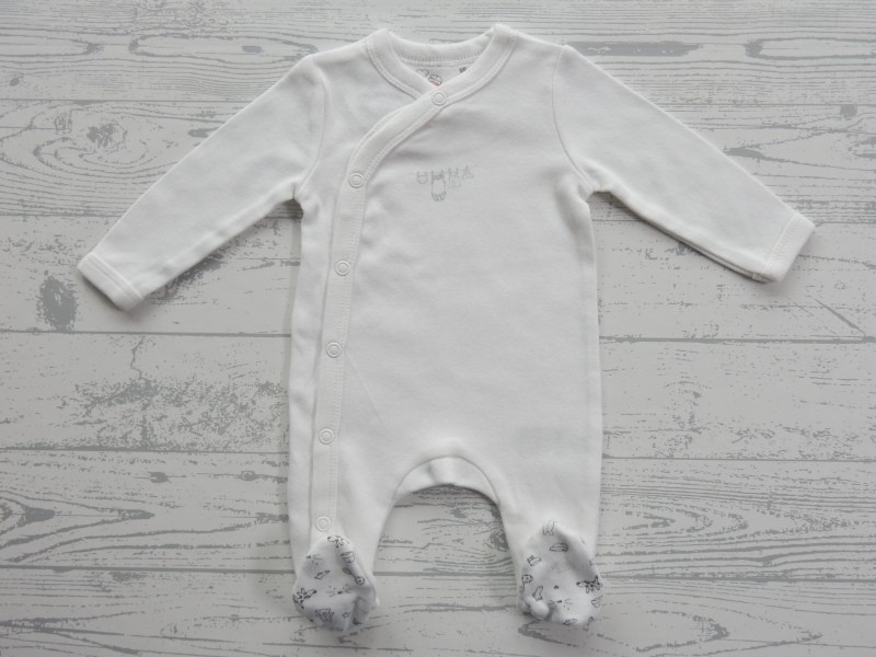 Hema newborn jumpsuit off white zwart dessin doodles maat 44