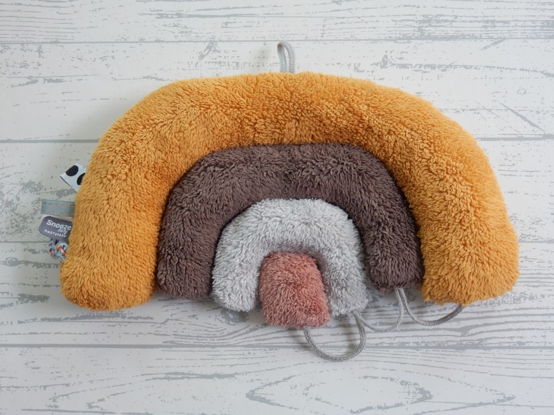 Snoozebaby knuffel velours oker geel bruin blauw regenboog