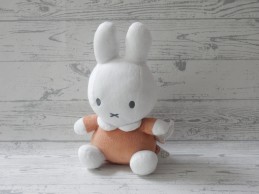 Nijntje knuffel rammelaar velours wit bruin zittend