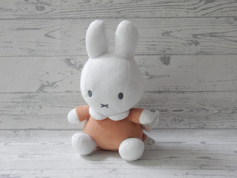 Nijntje knuffel rammelaar velours wit bruin zittend