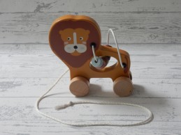 Houten trekdier leeuw met kralen spiraal