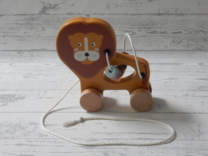 Houten trekdier leeuw met kralen spiraal