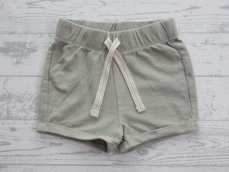 Hema short lichtgroen wit koordje maat 74