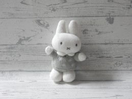 Nijntje knuffel rammelaar velours grijs wit bloemetjes staand