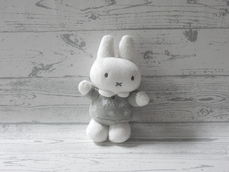 Nijntje knuffel rammelaar velours grijs wit bloemetjes staand