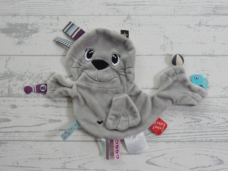 Label Label knuffeldoek labeldoek velours grijs zwart labels Friends zeehond