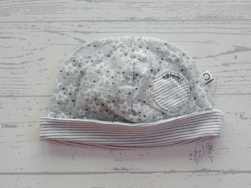 Noppies baby mutsje reversibel grijs zwart sterren gestreept maat 50-56