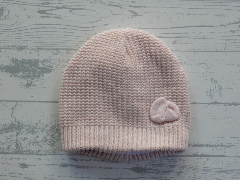 Muts gebreid lichtroze goud glitter strikje maat 50 cm