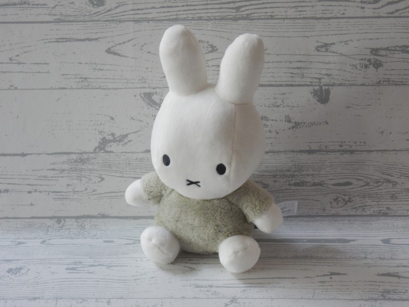 Nijntje knuffel rammelaar velours wit green fluffy zittend