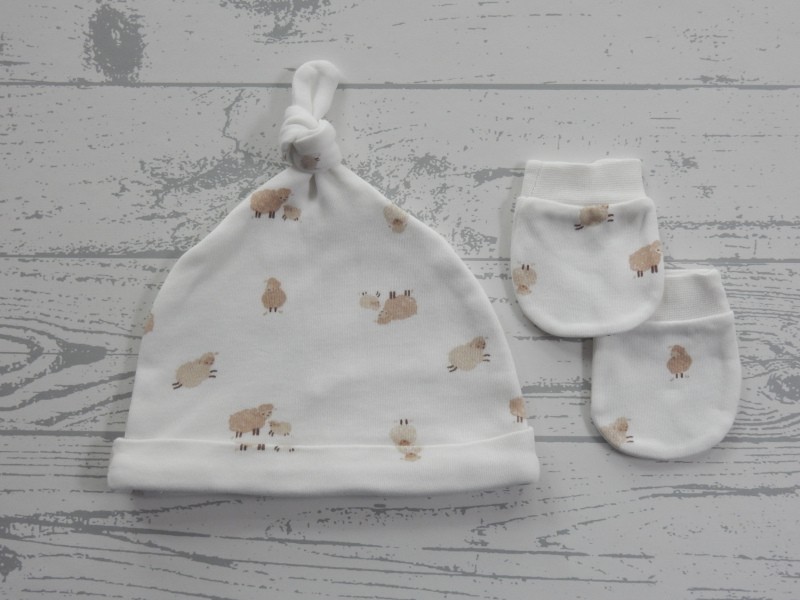 Babymutsje krabwantjes wit beige bruin schaapjes maat 0-3 maanden