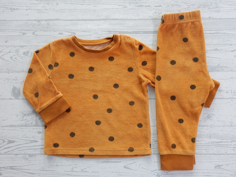 Hema baby pyjama velvet velours bruin zwart stippen maat 74-80