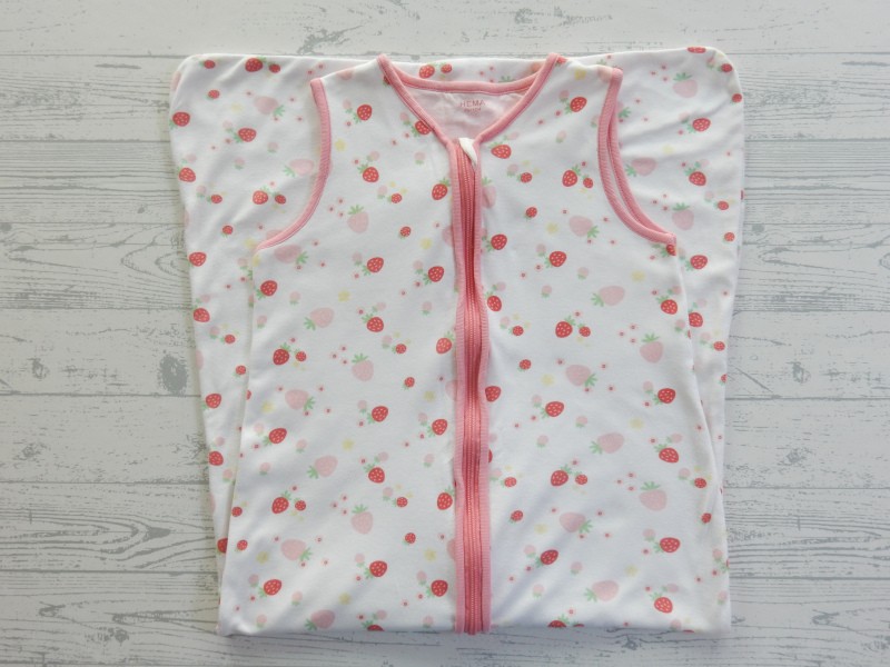 Hema babyslaapzak zomer tricot wit roze rood aardbeitjes maat 86-104