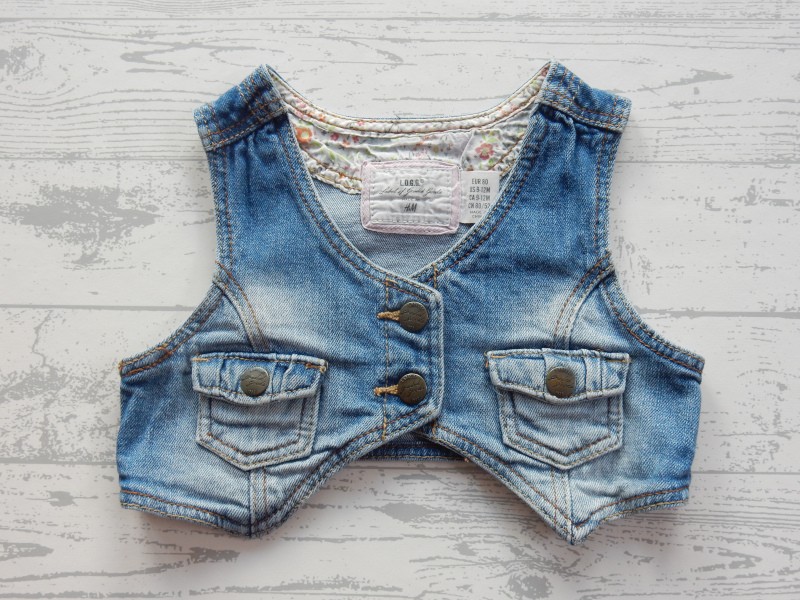 H&M spijkergilet blauw bloemetjes maat 80