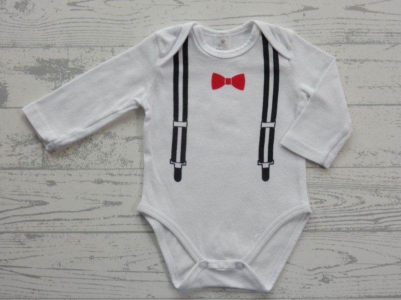Romper lange mouw wit zwart rood strikje met bretels maat 50-56