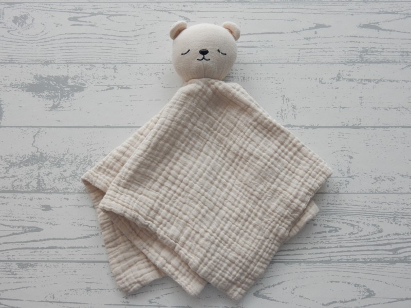 H&M Home knuffeldoek mousseline katoen ecru beige beer