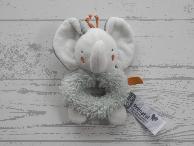 Prenatal rammelaar ring velours wit groen fluffy olifant Okki