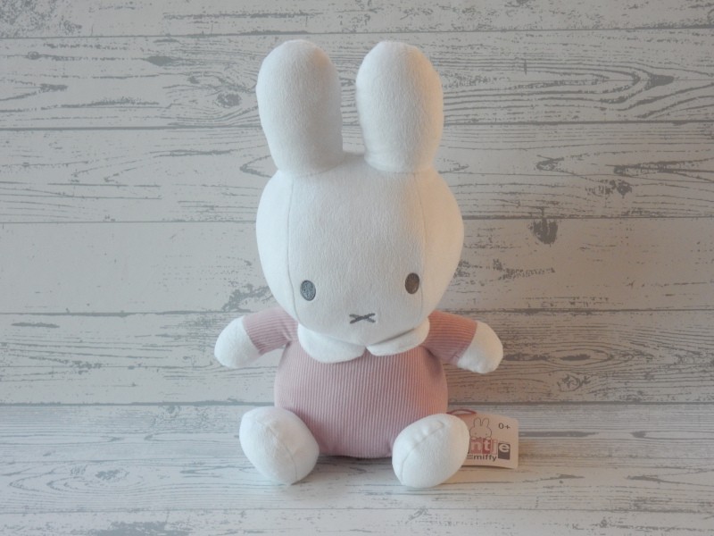 Nijntje knuffel rammelaar ribstof roze Pink Rib zittend 32 cm