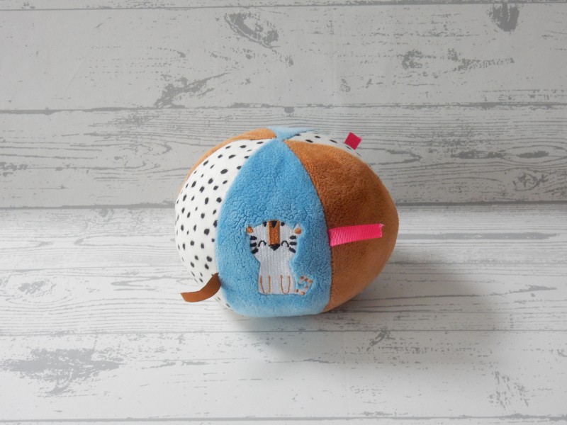 Kruidvat knuffel bal rammelaar velours wit bruin blauw tijger giraffe