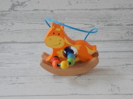 Hobbeldier hout oranje paard met kralenspiraal