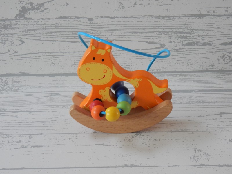 Hobbeldier hout oranje paard met kralenspiraal