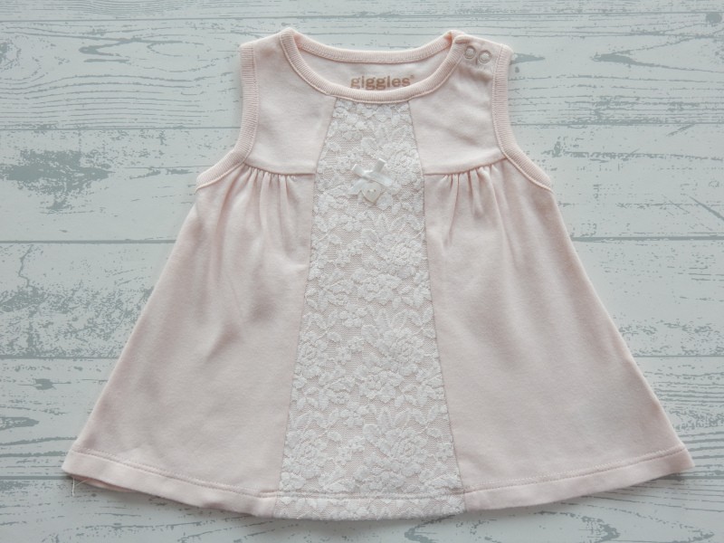 Giggles newborn jurkje licht zalmroze kant strik hartje maat 50