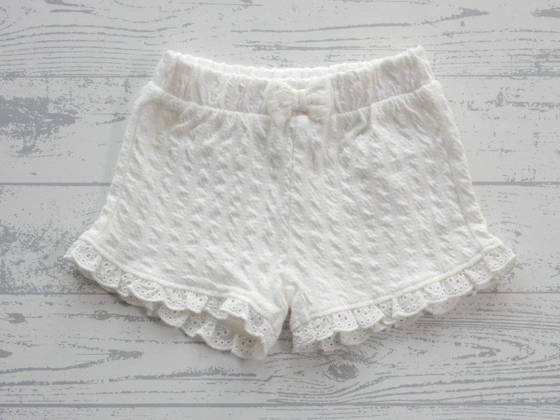 C&A korte broek wit structuur kantenrandje maat 62