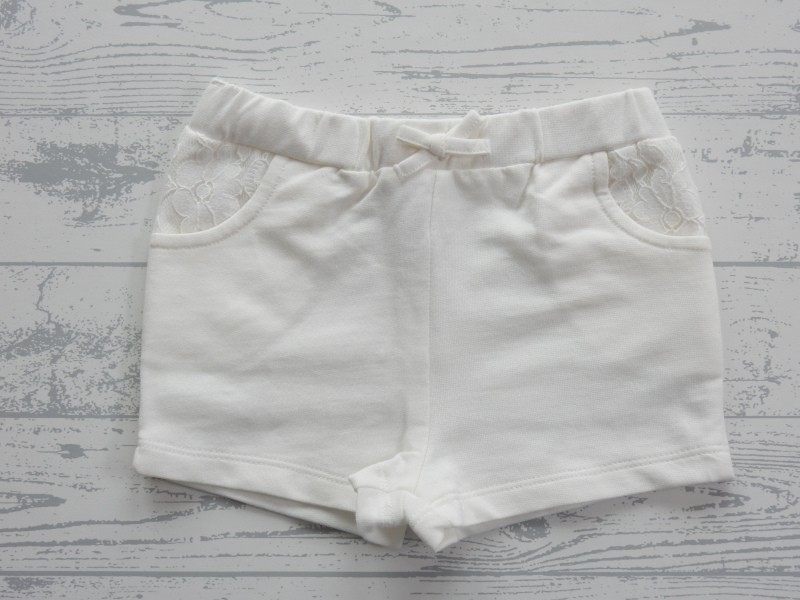 C&A short korte broek sweatstof wit kant maat 86