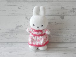 Nijntje knuffel velours wit roze jurk staand 23 cm