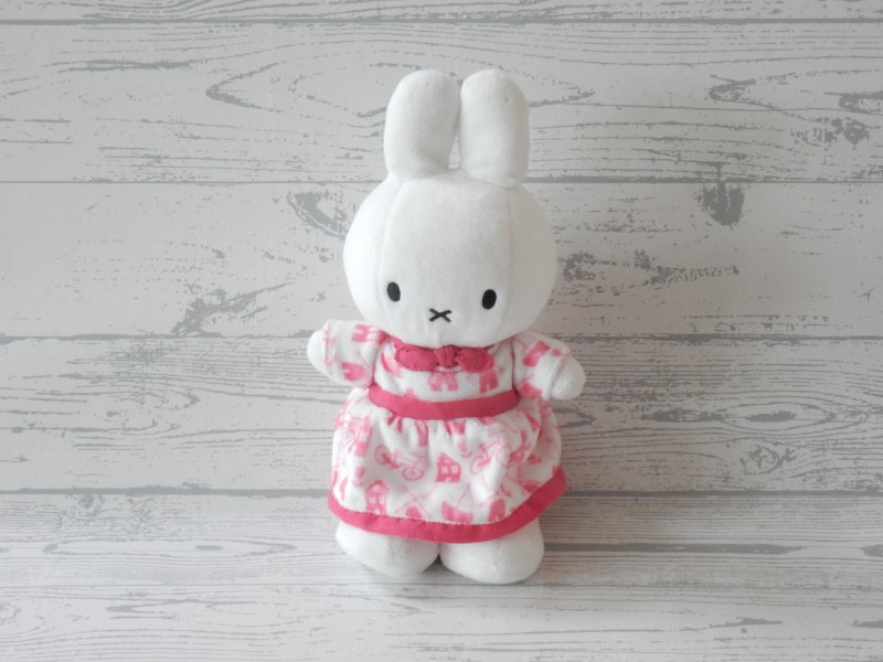 Nijntje knuffel velours wit roze jurk staand 23 cm