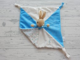 Peter Rabbit knuffeldoek velours katoen blauw wit konijn