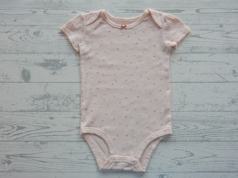 Carter's romper korte mouw licht zalmroze wit roze bloemetjes maat 74-80