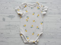 Hema romper korte mouw wit groen geel citroen bloemetjes maat 74-80