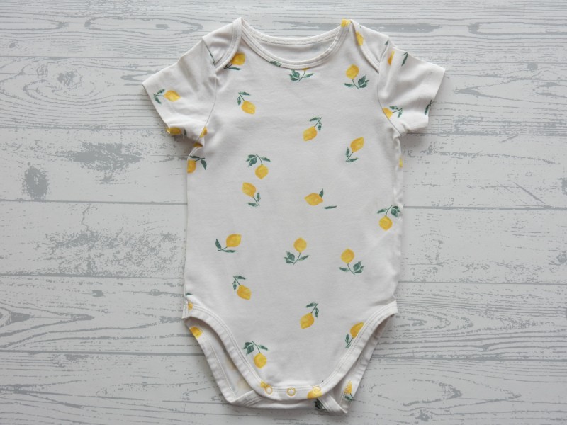 Hema romper korte mouw wit groen geel citroen bloemetjes maat 74-80