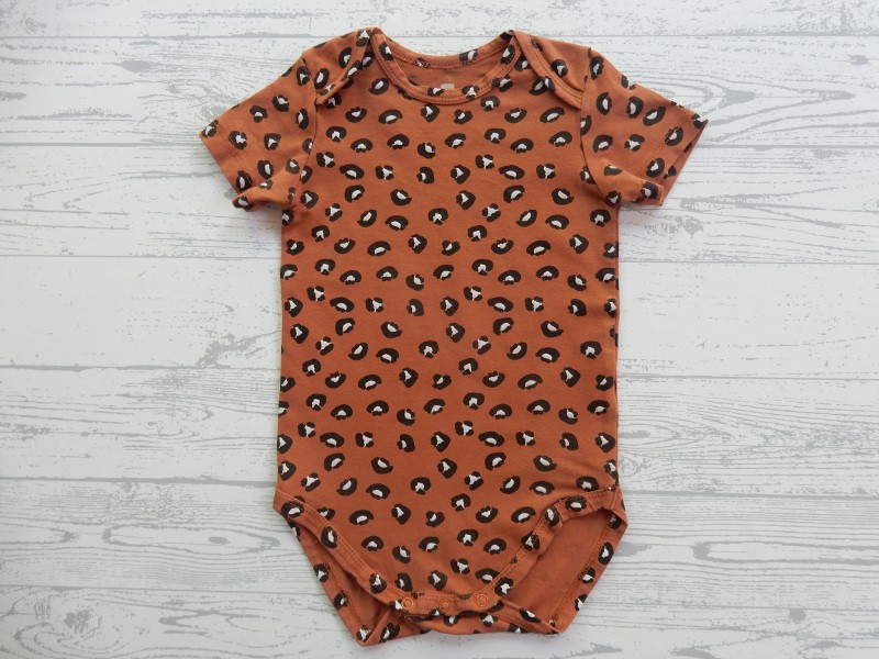 Hema romper korte mouw bruin wit animal print maat 86-92
