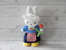 Nijntje Miffy knuffel velours wit blauw rood geel Boerin met tulp