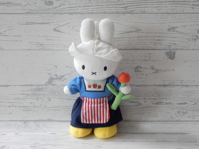 Nijntje Miffy knuffel velours wit blauw rood geel Boerin met tulp