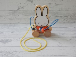 Nijntje houten trekfiguur met kralenboog