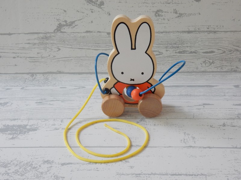 Nijntje houten trekfiguur met kralenboog