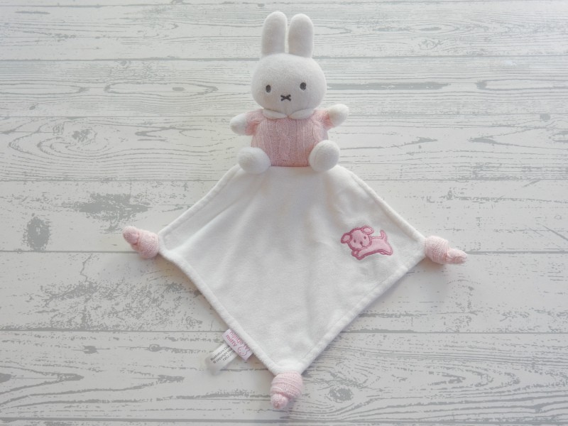Nijntje knuffeldoek velours gebreid wit roze hondje snuffie