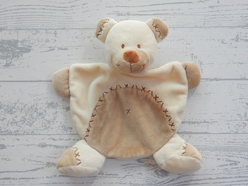 Nicotoy knuffeldoek velours ecru bruin kruisjes beer