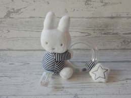 Nijntje knuffel ringrammelaar velours katoen wit blauw gestreept ABC