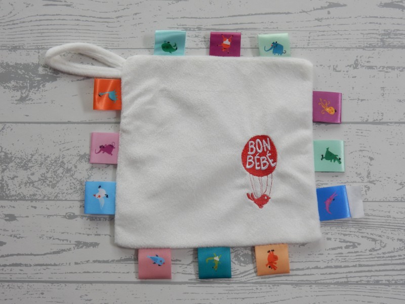 Bonbebe knuffeldoek speendoekje velours wit rood knisper labels