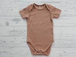 Hema romper korte mouw ribstof bruin maat 62-68