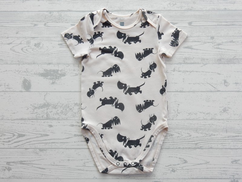 Hema romper korte mouw beige zwart Takkie maat 86-92