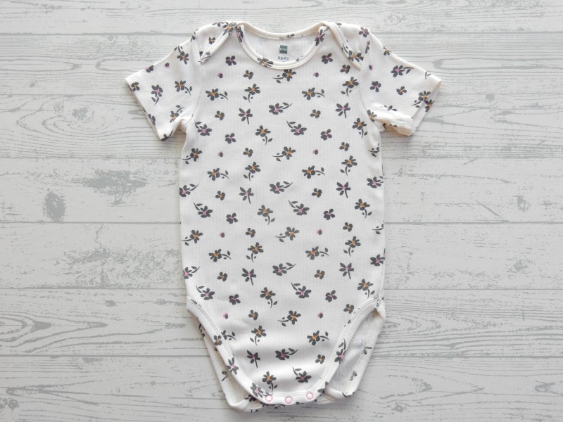 Hema romper korte mouw ecru rib zwart roze bruin bloemetjes maat 86-92