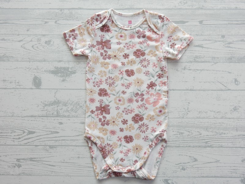 Hema romper korte mouw ecru paars roze geel bloemen maat 86-92